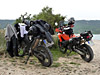 Verdon-04 - Bikes am See mit Klamotten