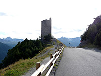 Torre di Fraele - Burg von hinten Asphalt